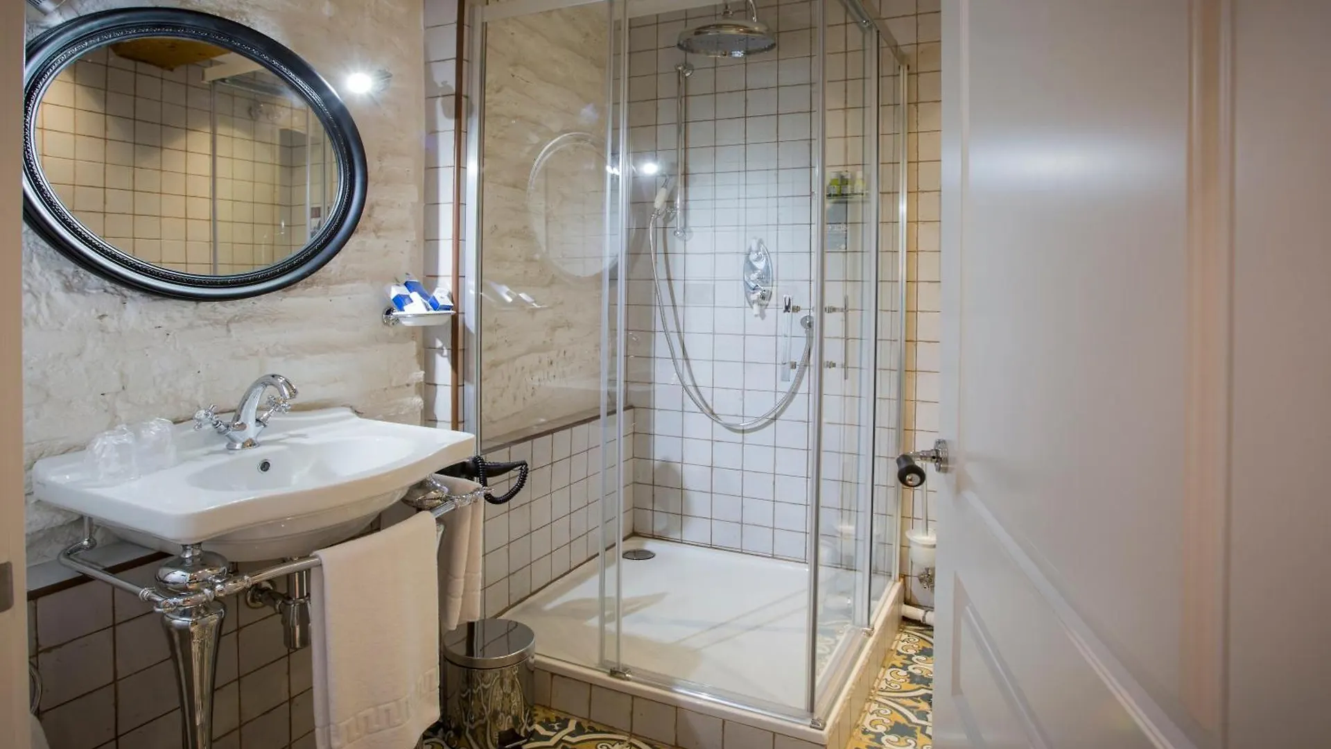 ** Guest house Pension Boutique Caravan Cinema Bilbao Spain